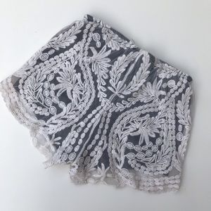 Banana USA White & Black Lace Shorts / Size Small / Lined & Elastic Waistband